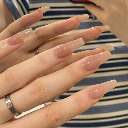 Elegante glänzende Nagelerweiterungen Brehn