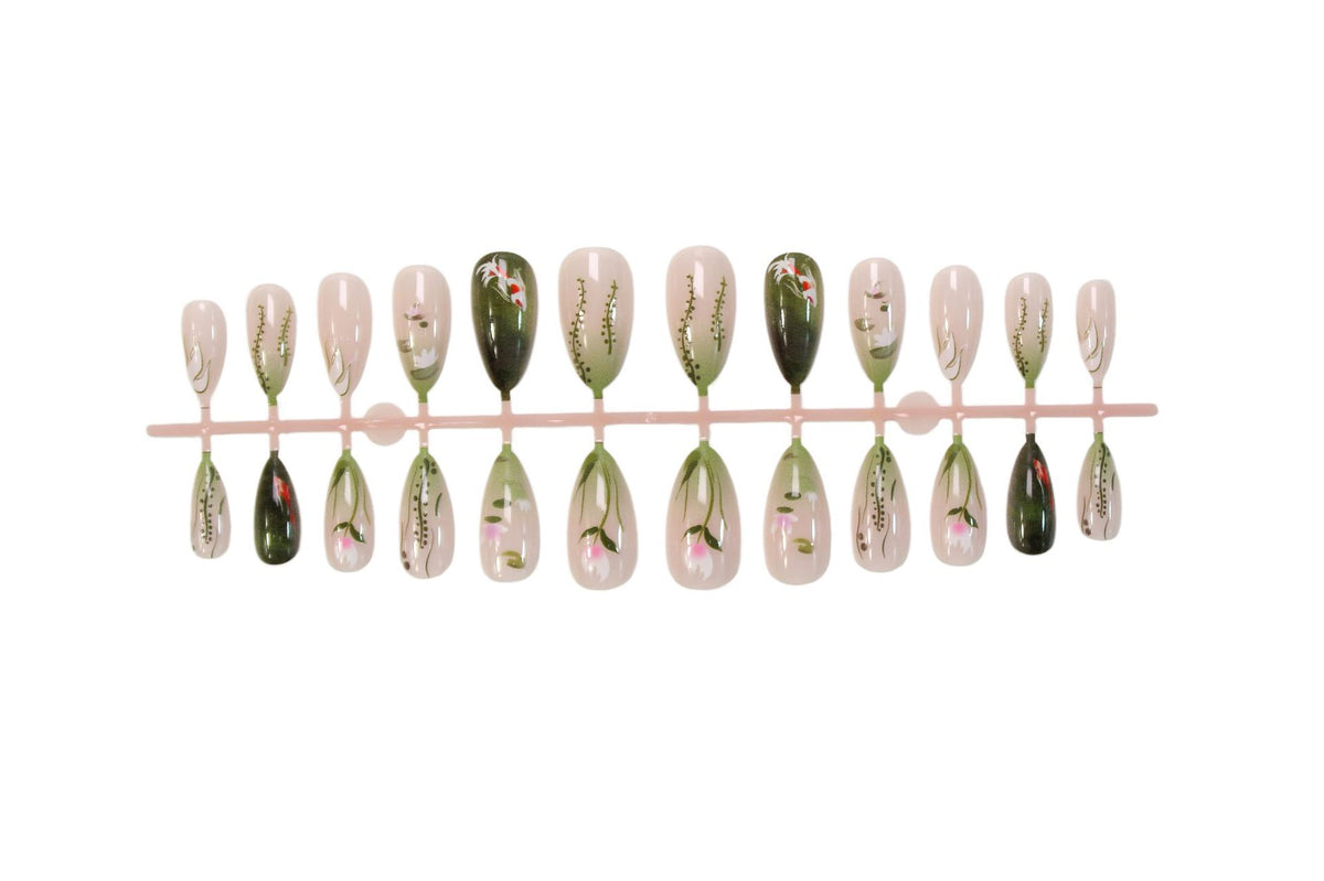 Kunstnagelset mit floralen Designs und eleganten Akzenten Brehn
