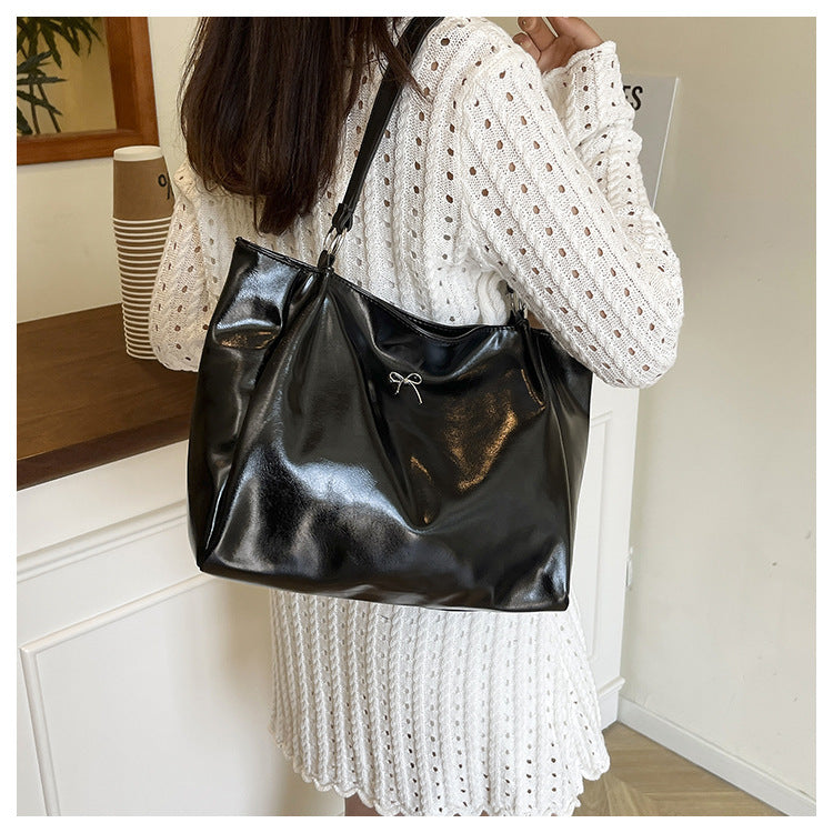 Elegante Glänzende Hobo-Handtasche Brehn