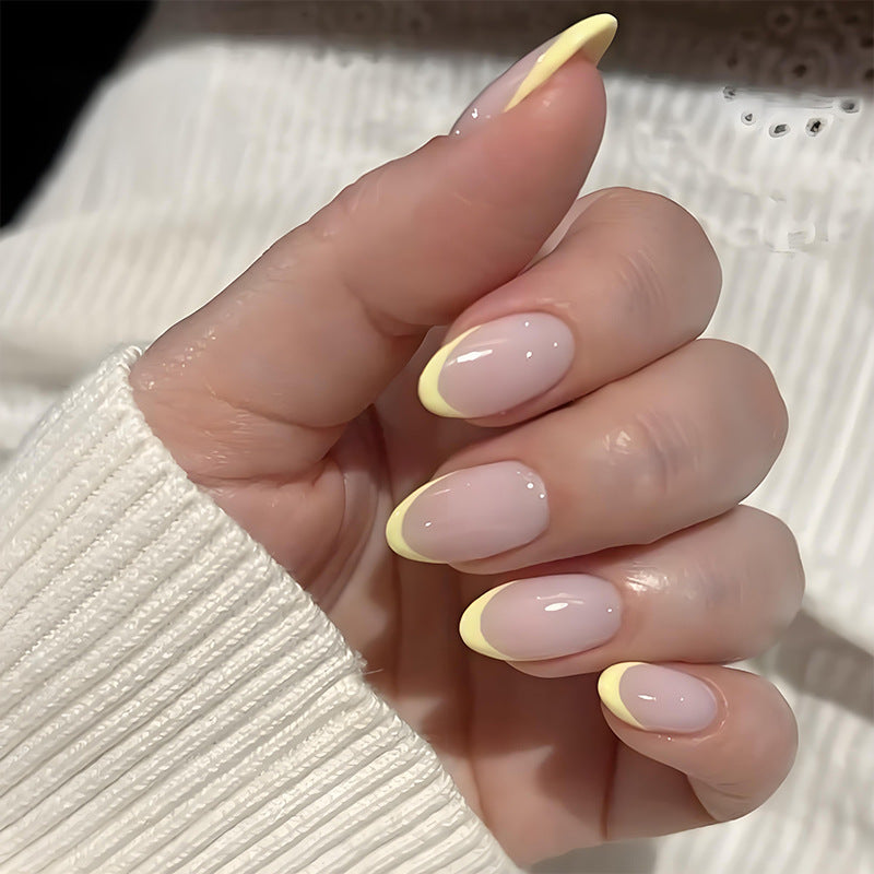 Kunstnagelset mit eleganten French-Spitzen und frischen Farbakzenten Brehn