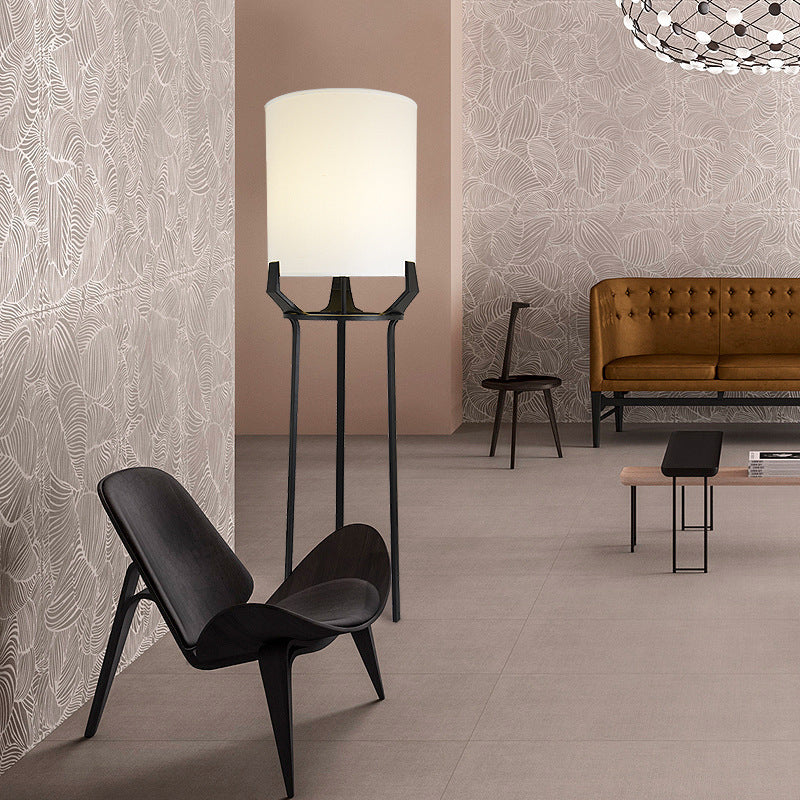 Moderne Stehlampe mit einstellbarer Helligkeit