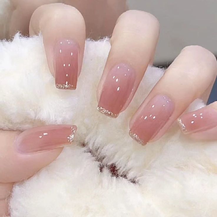 Elegante und Glänzende Nagelkunst Brehn