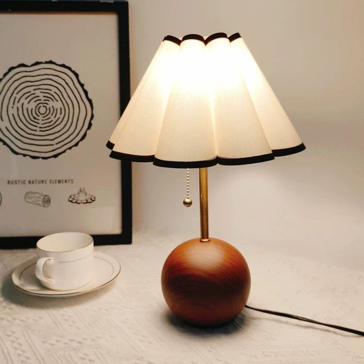 Moderne Tischlampe mit elegantem Schirm