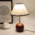 Moderne Tischlampe mit elegantem Schirm