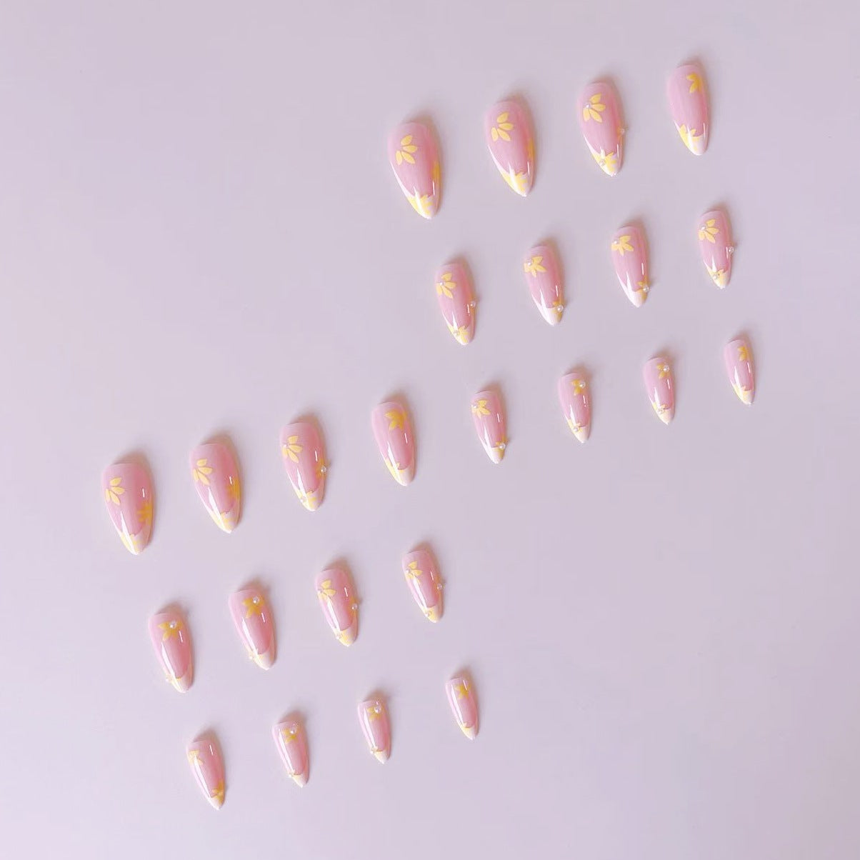 Kunstnagelset mit floralen Akzenten Brehn