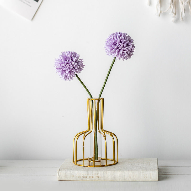 Lebensechte Blumenarrangement