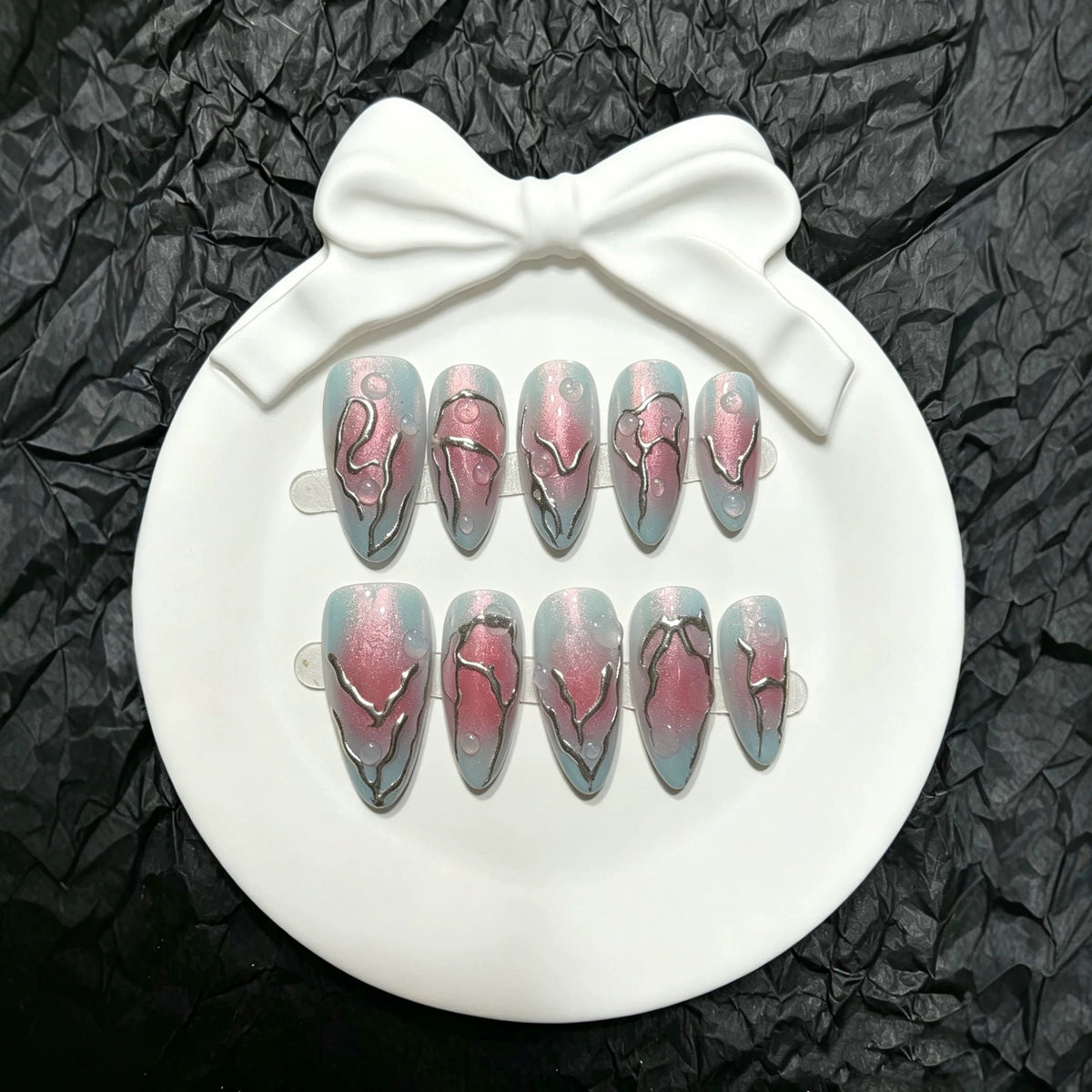 Künstlerisches Press-On-Nail-Art-Set mit modernen metallischen Akzenten