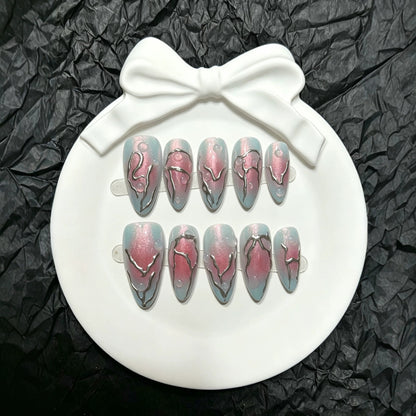 Künstlerisches Press-On-Nail-Art-Set mit modernen metallischen Akzenten