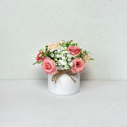 Lebensechter Blumenstrauß in dekorativem Topf für die wohnkultur
