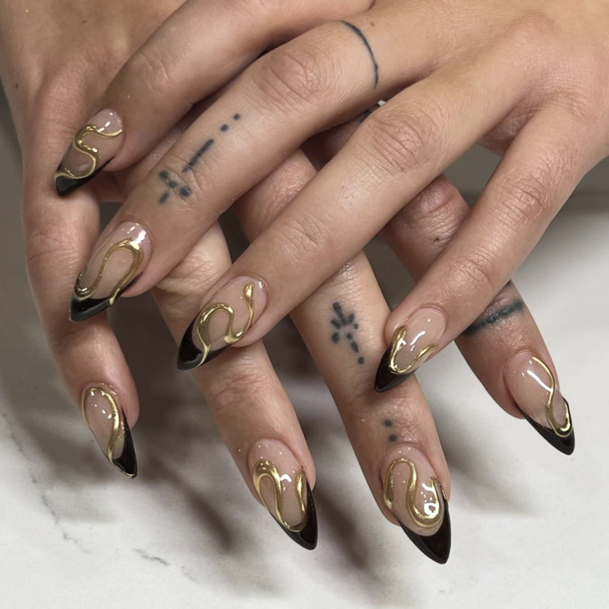 Kunstvolle Nagelkunst mit Blumen-Design und Blauem French Tip Brehn