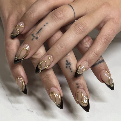 Kunstvolle Nagelkunst mit Blumen-Design und Blauem French Tip Brehn