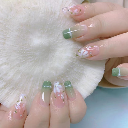Kunstfingernägel mit Stilvollem Herz- und Ombre-Design Brehn