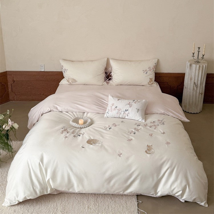 Elegante bestickte Bettwäsche-Garnitur aus Baumwollsatin mit Katzen‑ und Blumenmotiv Brehn
