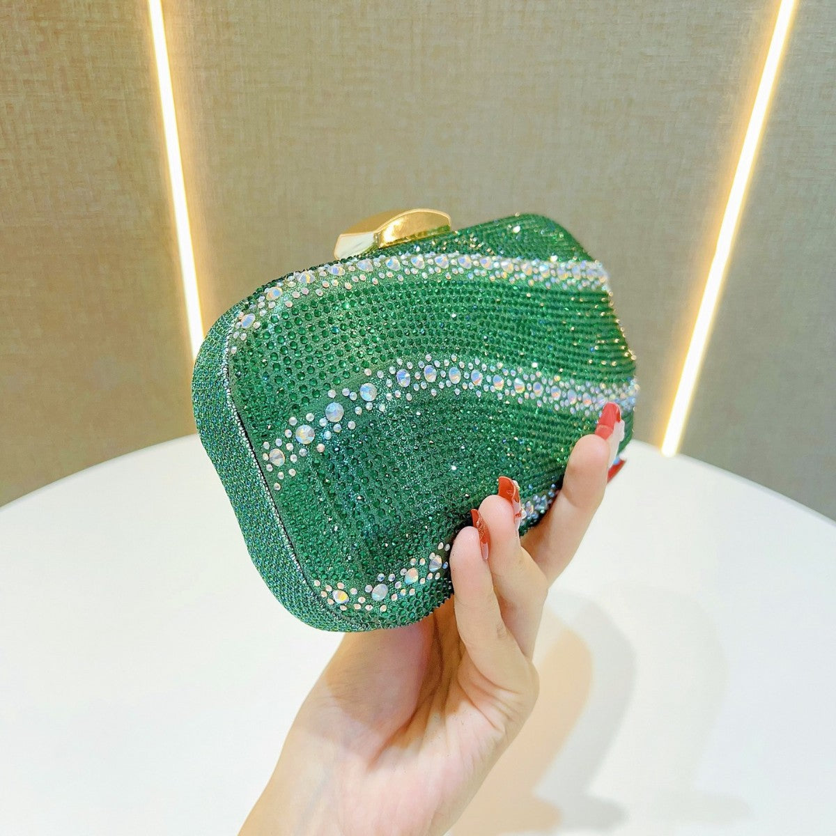 Kristallbesetzte Clutch-Handtasche