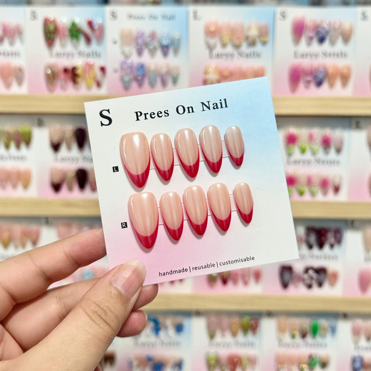 Anpassbare Press-On Nägel mit elegantem French Tip Design