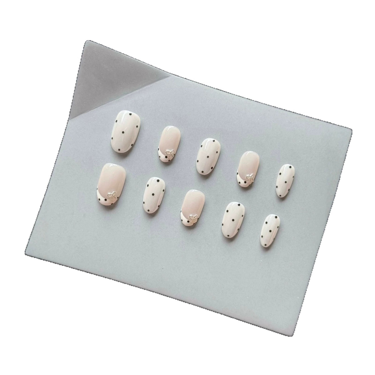 Dekoratives Press-On-Nagelset mit elegantem Punktemuster