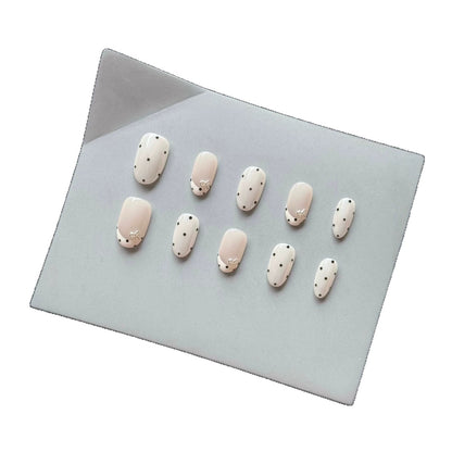 Dekoratives Press-On-Nagelset mit elegantem Punktemuster