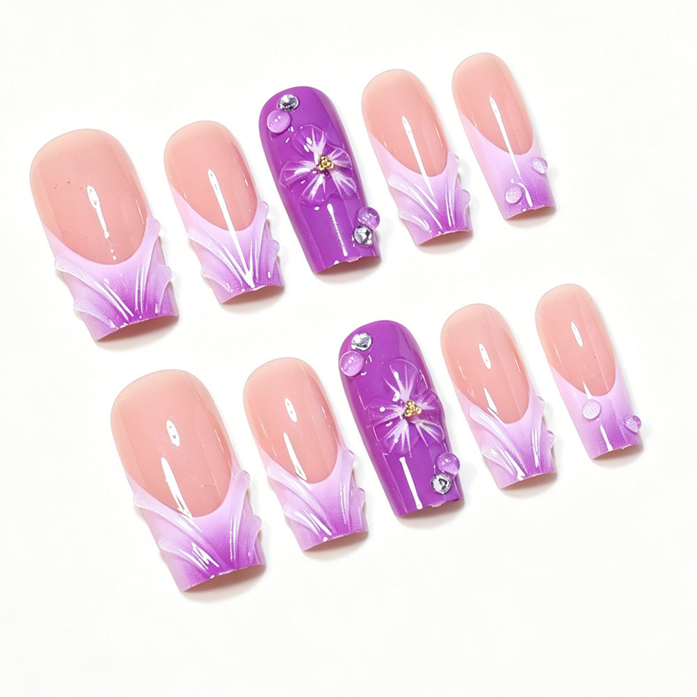 Dekoratives Long Press-On Nagelkunstset mit floralen Akzenten Brehn