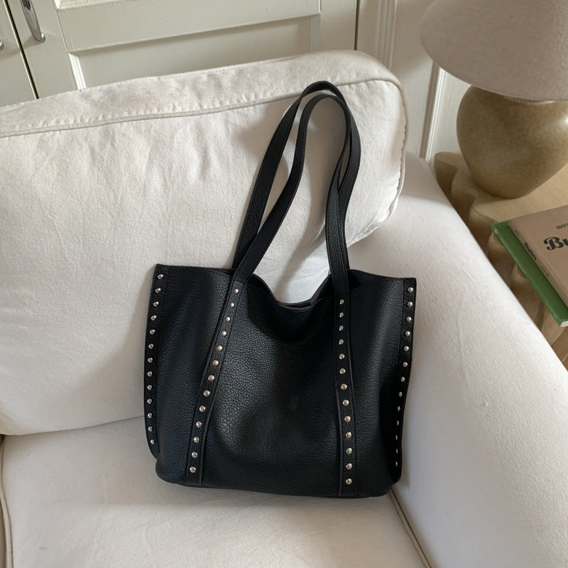 Stylische genoppte Leder Tote Bag