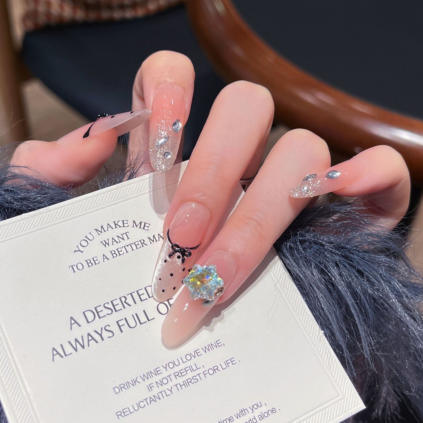 Dekoratives, mit Kristallen verziertes Press-On Nail Set Brehn