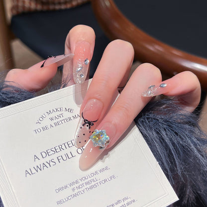 Dekoratives, mit Kristallen verziertes Press-On Nail Set Brehn