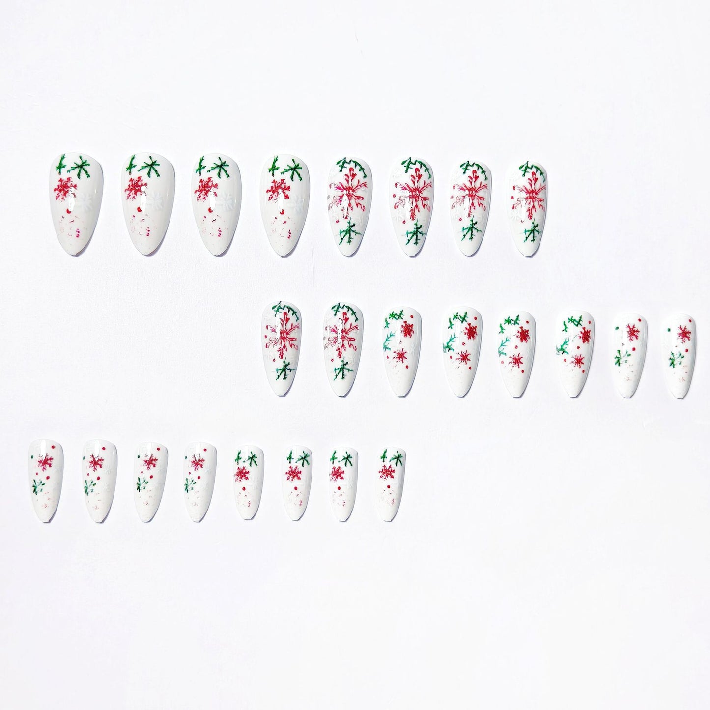 Kunstnägel mit Winterlichem Schneeflocken- und Weihnachtsmotiv Brehn