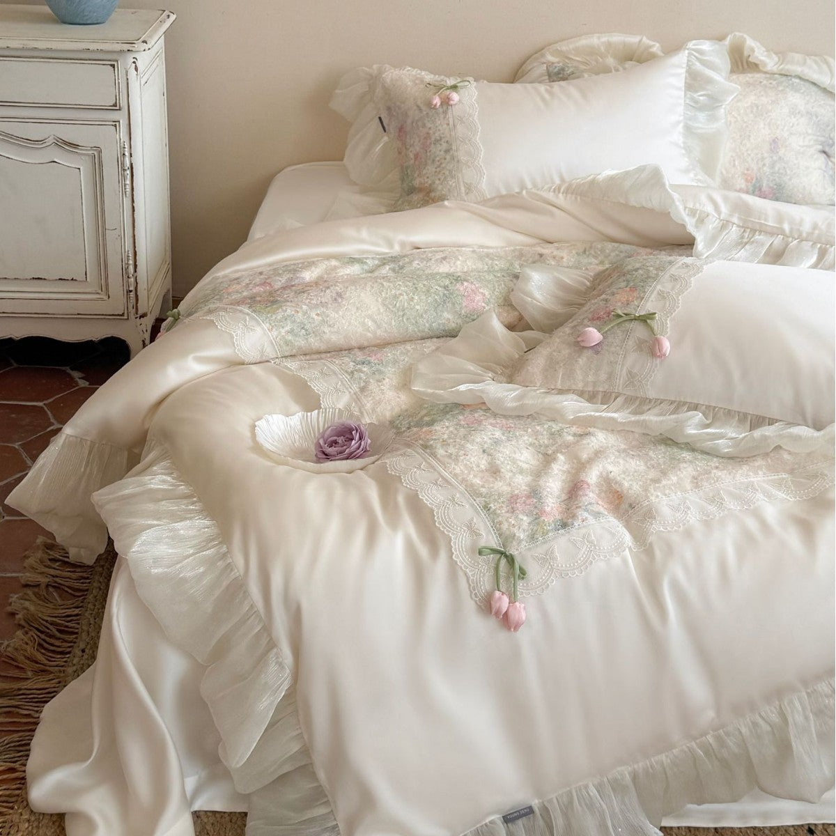 Vintage-inspirierte Satin-Bettwäsche-Garnitur mit Volant, Spitzenbordüre und floraler Aquarelloptik Brehn