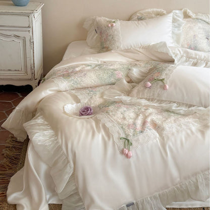 Vintage-inspirierte Satin-Bettwäsche-Garnitur mit Volant, Spitzenbordüre und floraler Aquarelloptik Brehn