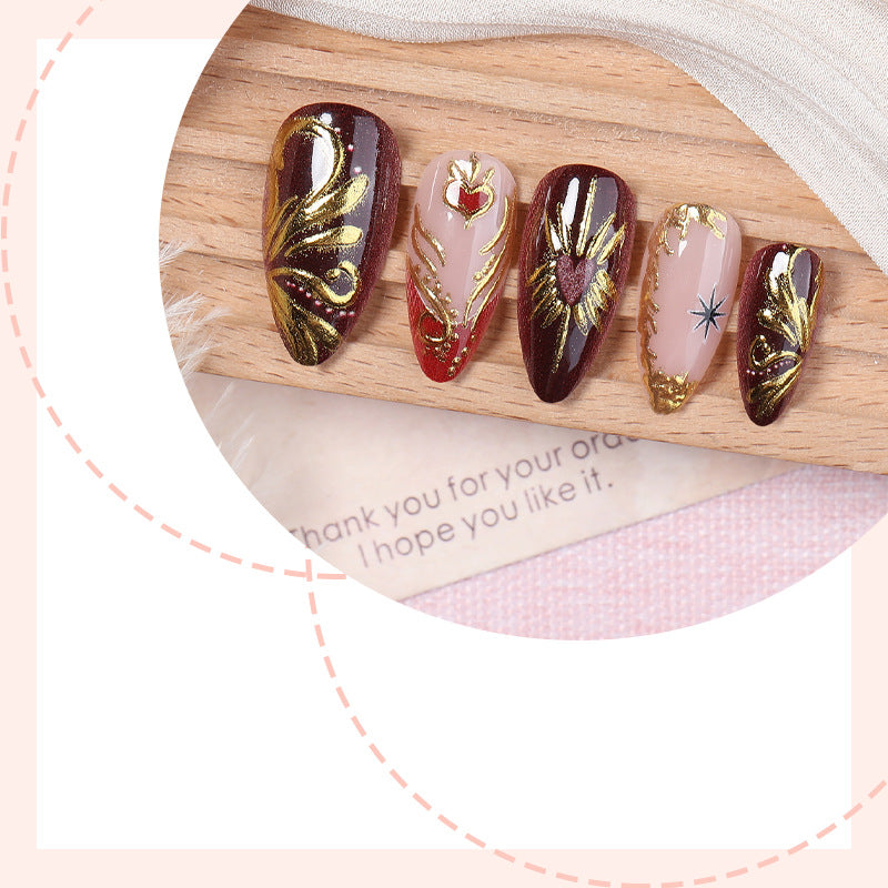 Dekoratives Press-On Nagelkunstset mit komplexem goldenen Blumenmuster Brehn