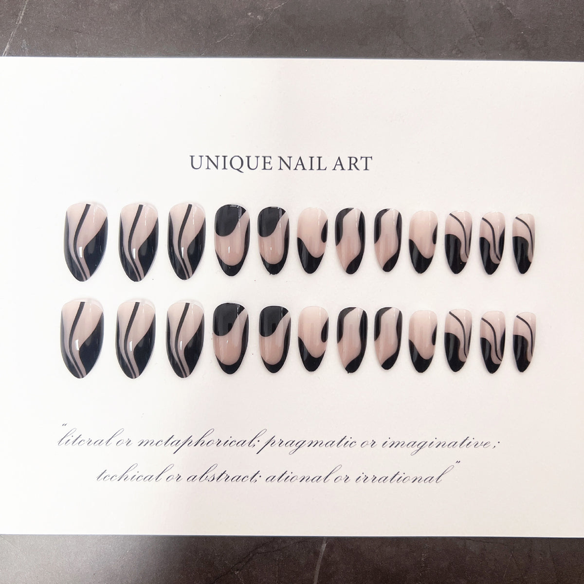 Stylische abstrakte Press-On-Nagelspitzen