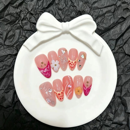 Künstlerisches Press-On-Nagelset mit floralen und dekorativen Elementen