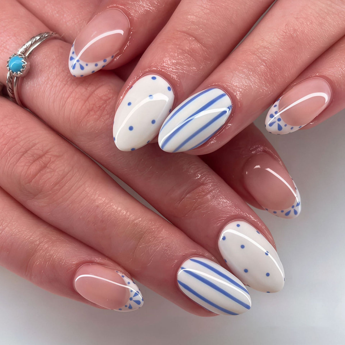 Elegantes künstlerisches Press-On-Nagelset mit geometrischen Mustern Brehn