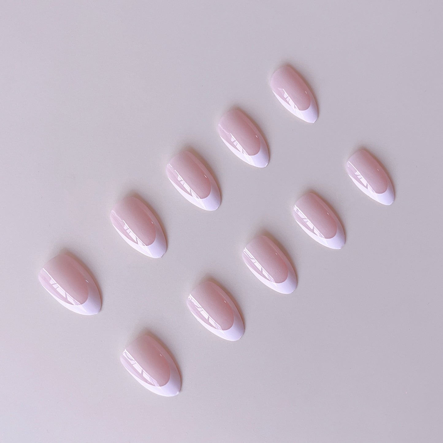 Kunstnagelset mit elegantem französischen Design und trendigen Akzenten Brehn