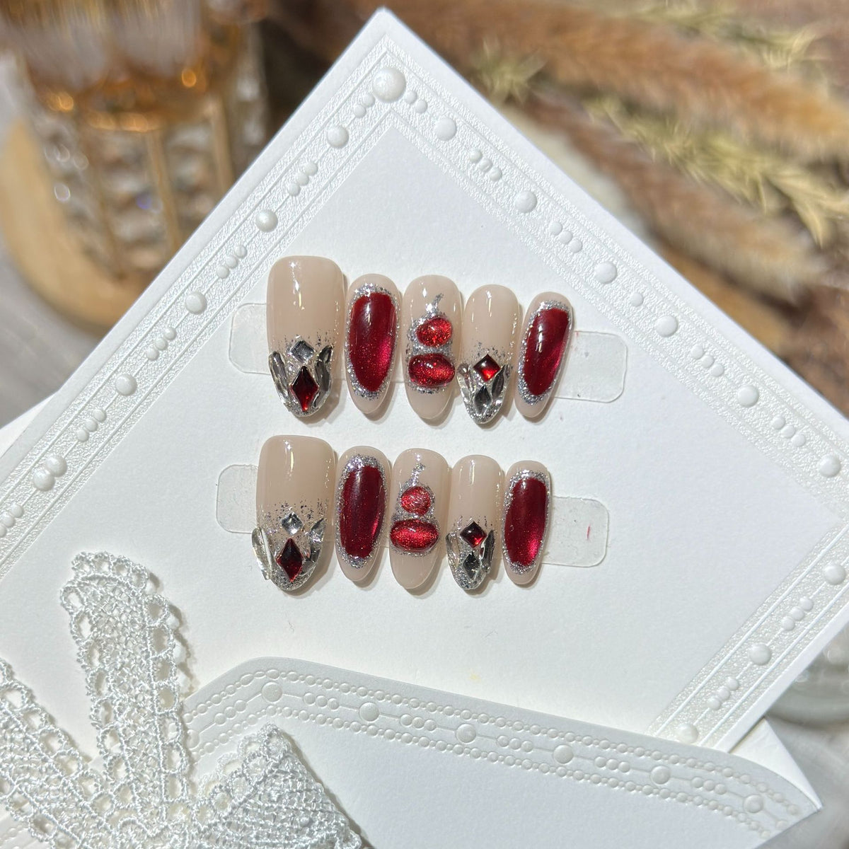 Premium Dekorative Press-On Nagelset mit Edelsteinakzenten Brehn