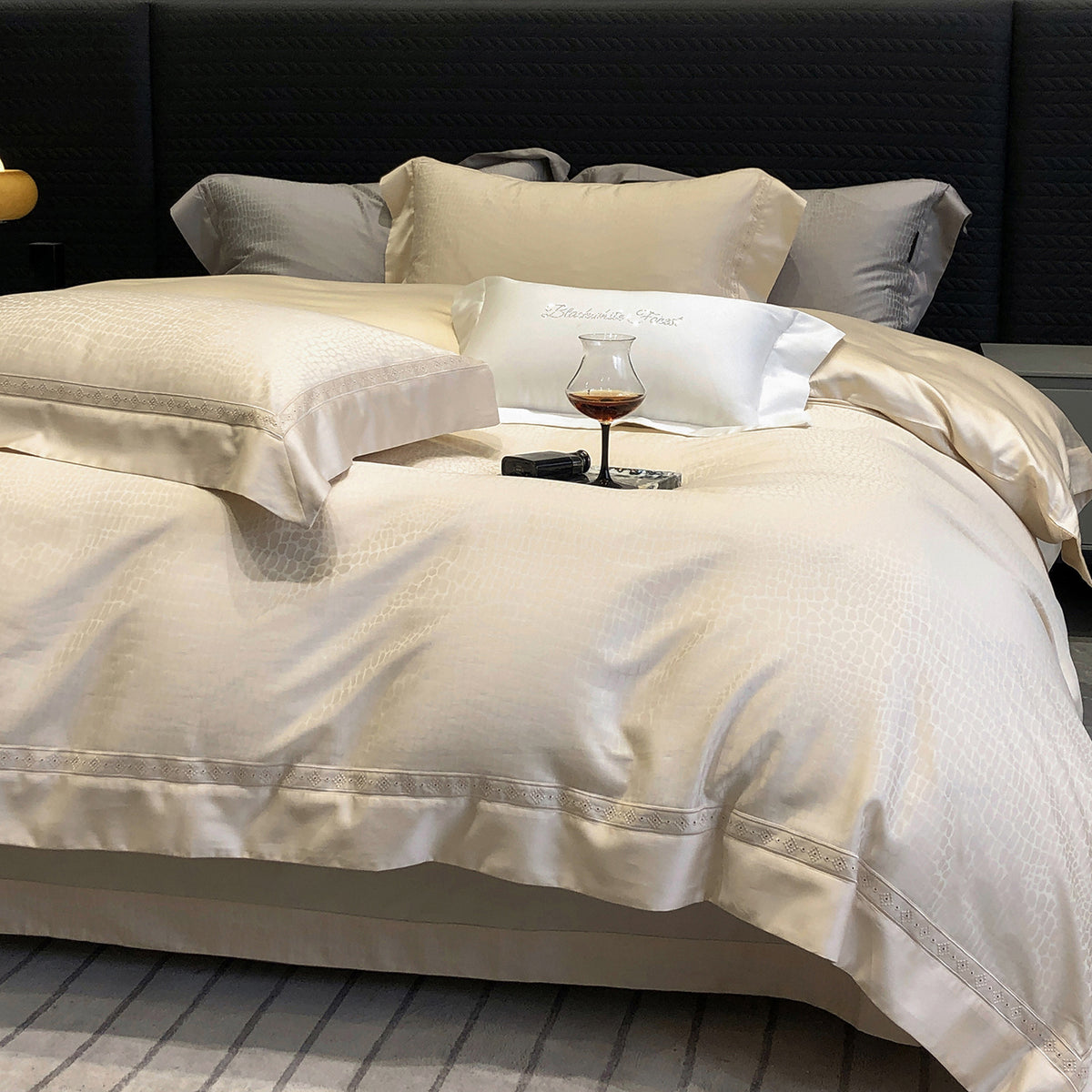 Premium-Baumwollsatin-Bettwäschegarnitur mit strukturierter Matelassé-Bordüre und Hotelverschluss