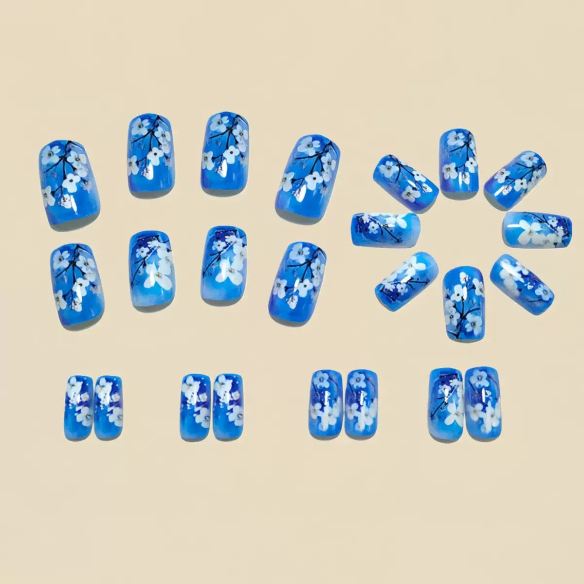 Kunstnagelset mit floralen Designs und Glitzerakzenten Brehn