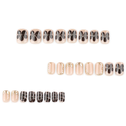 Kunstvolle Nagelkunst mit eleganten goldenen Akzenten Brehn