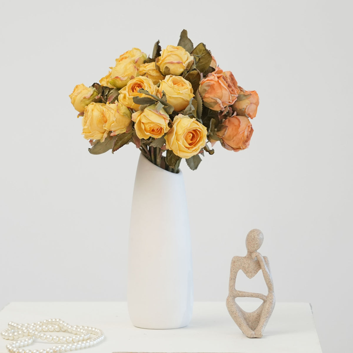 Realistischer künstlicher Rosenstrauß