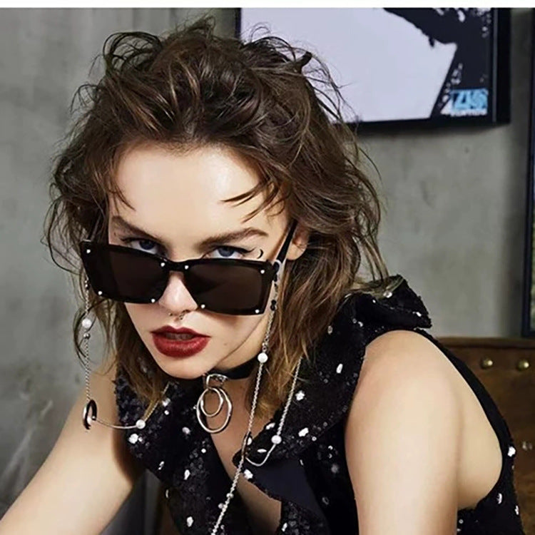 Damen statement Sonnenbrille mit stilvollem quadratischen Rahmen und modischen Akzenten Brehn
