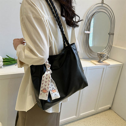 Glänzende Kunstleder Shopper Tasche mit geflochtenen Trägern