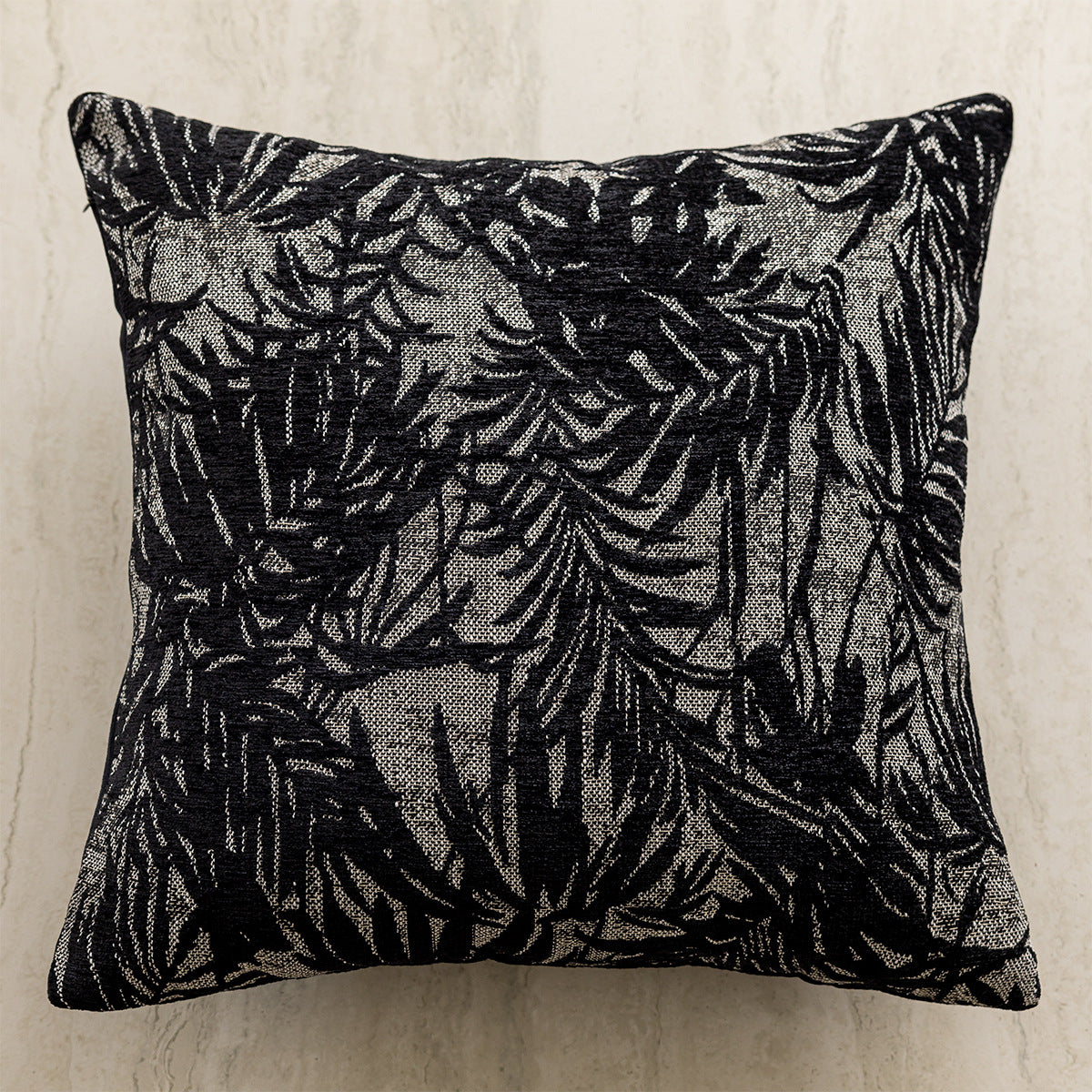 Dekoratives Kissen mit floralem Design und Fransen