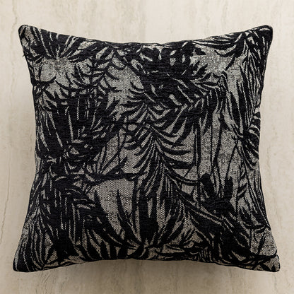 Dekoratives Kissen mit floralem Design und Fransen