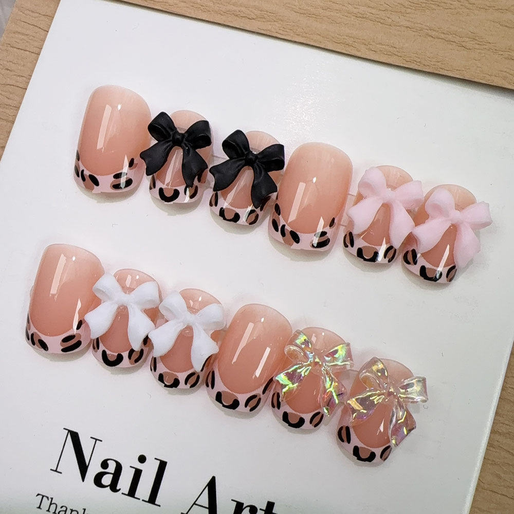 Künstlerisches Press-On-Nagelset mit Schleifenakzenten Brehn