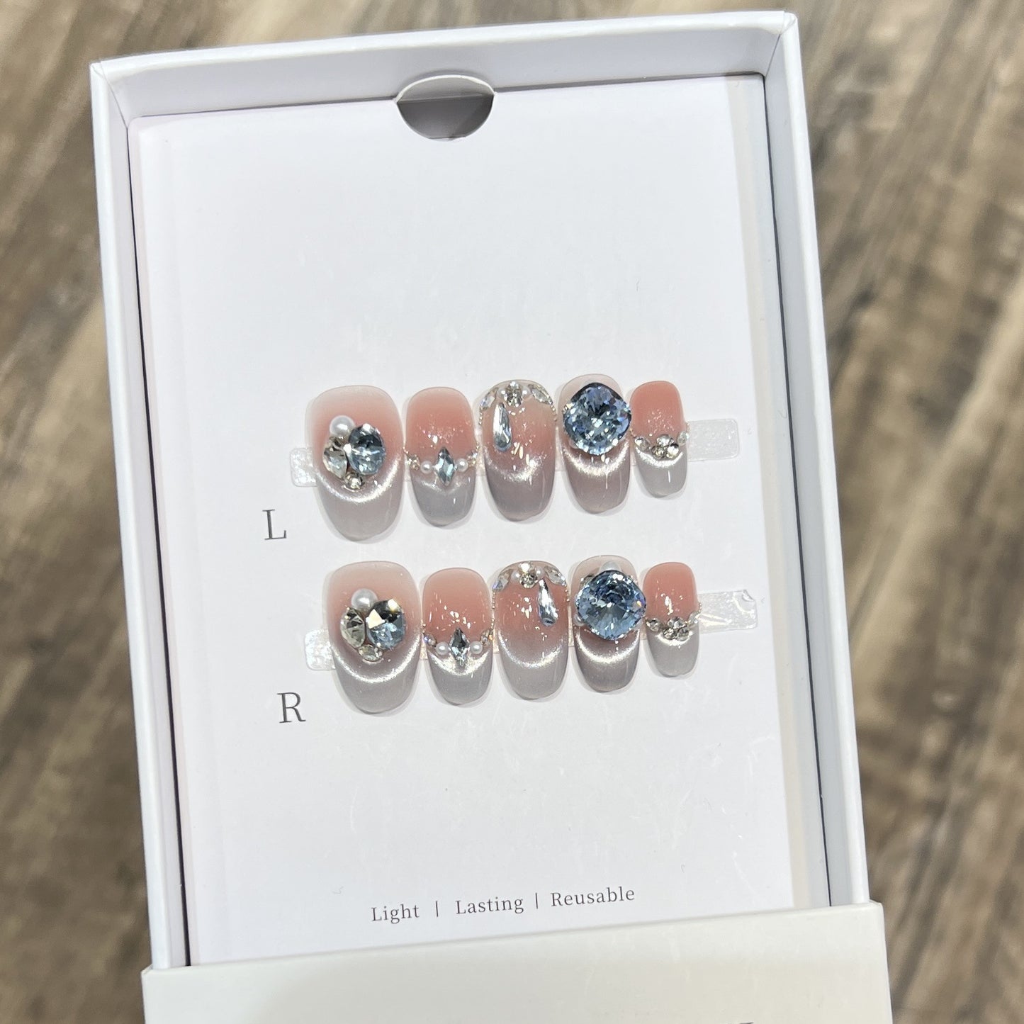 Wiederverwendbares, mit Strass verziertes Press-On Nagelset Brehn