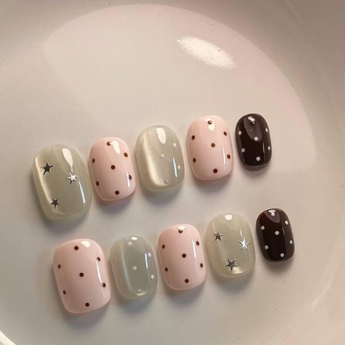 Künstlerisches kurzes Nageldesign