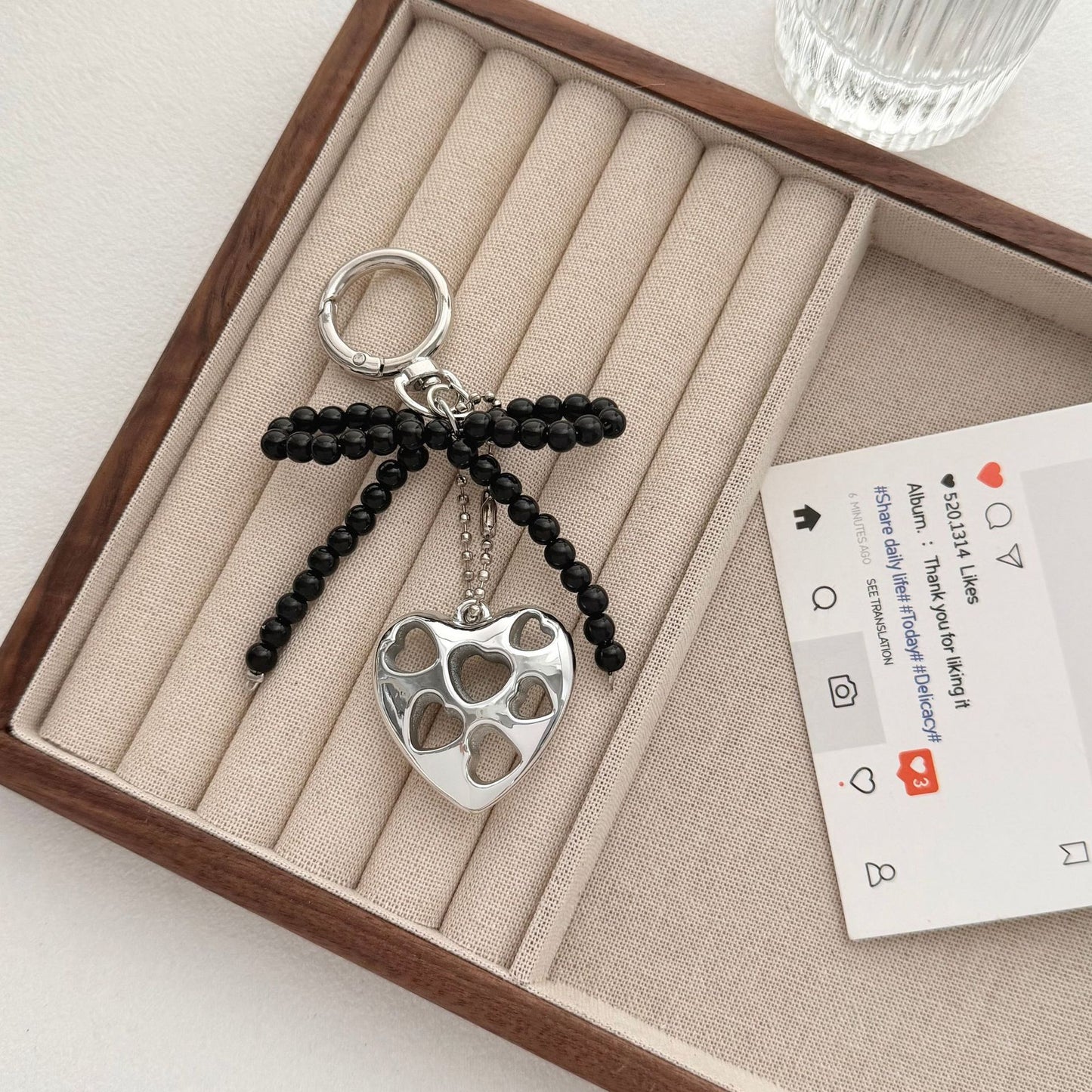 Herzförmiger Charm-Schlüsselanhänger mit Perlen-Schleife Brehn