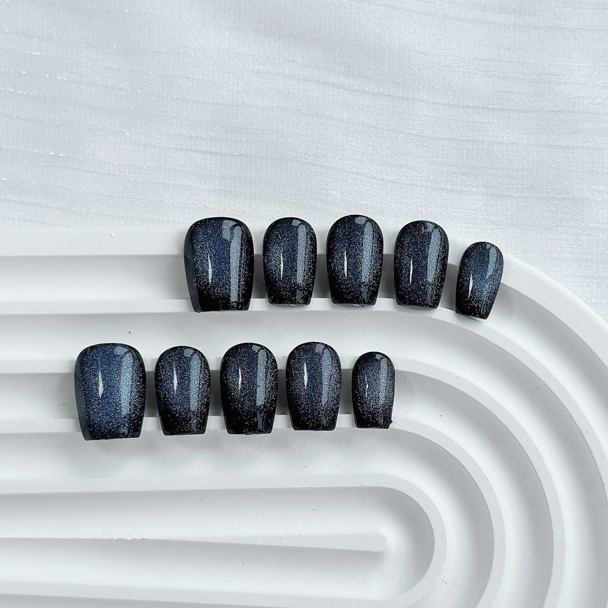 Künstlerisches Press-On Nagelkunstset mit Herz- und himmlischen Designs
