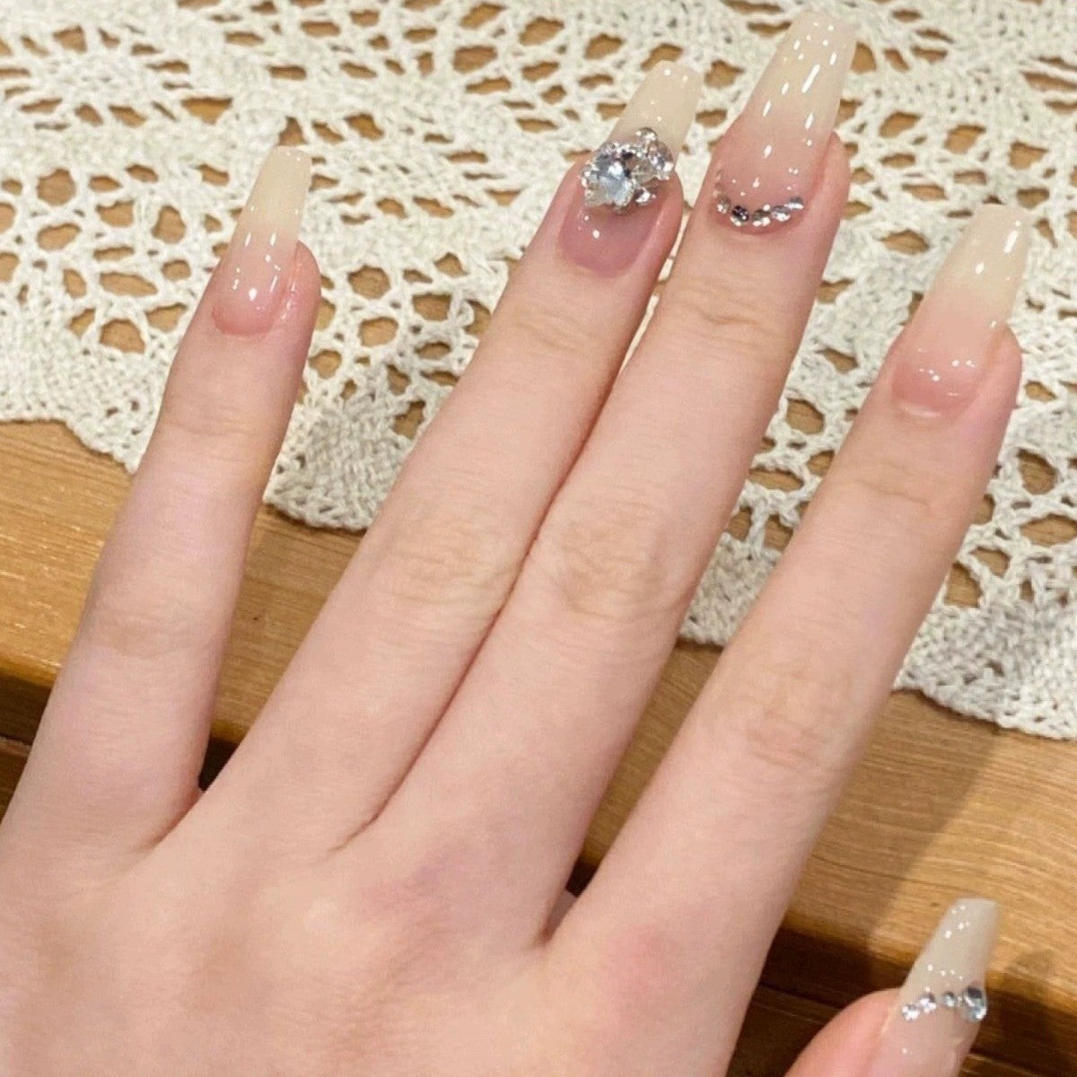 Luxuriöse mit Kristallen verzierte Press-On Nagelkunst Brehn