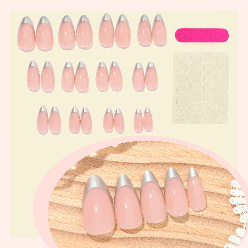 Kunstnagelset mit modernem French-Tip-Design Brehn