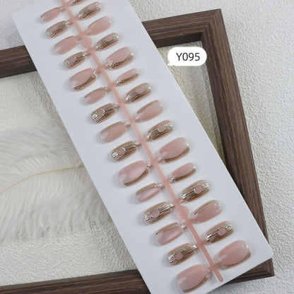 Elegante Press-On-Nageldesigns mit metallischen Akzenten